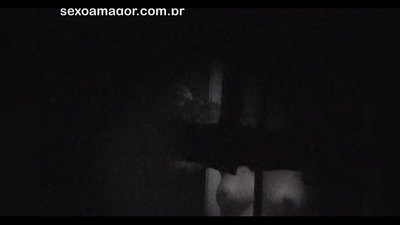 Блонди е тајно снимена од воајер од соседството скриен зад шупливи тули
